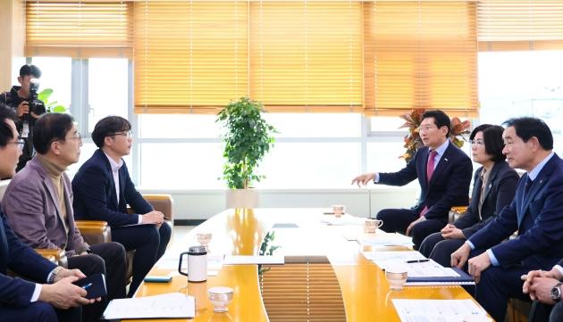 NSP통신-이상일 용인특례시장이 김윤덕 국토교통부장관에게 중부권광역급행철도(JTX)의 신속한 추진을 건의하고 있다. (사진 = 용인특례시)