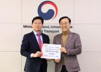 [NSP PHOTO]이상일 용인시장, 김윤덕 장관에 용인 반도체 클러스터 지방이전 반대 서명부 전달