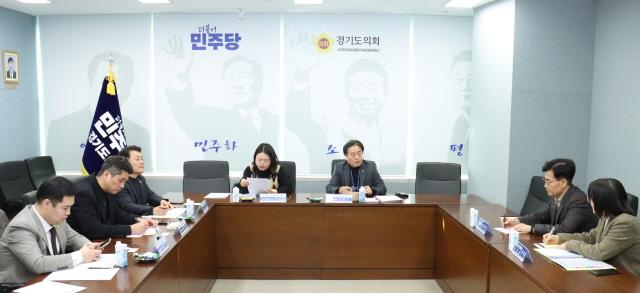 NSP통신-경기도의회 더불어민주당 정책위원회가 26일 교섭단체 회의실에서 2026년 정책예산 중 우선순위 7개 사업에 대한 최종 점검 보고회를 하고 있다. (사진 = 경기도의회)