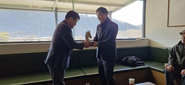 NSP통신-윤종영 경기도의원이 말산업 발전 및 지역구 내 승마 활성화에 기여한 공로로 경기도말산업협회로부터 말산업 발전 공로 감사패를 수상하고 있다. (사진 = 윤종영 의원실)