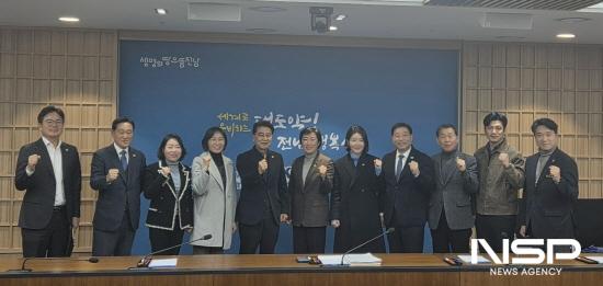 NSP통신-전라남도의회와 광주시의회와 전남·광주 행정통합 첫 회동 참석자 기념 찰영 (= 전남도의회)