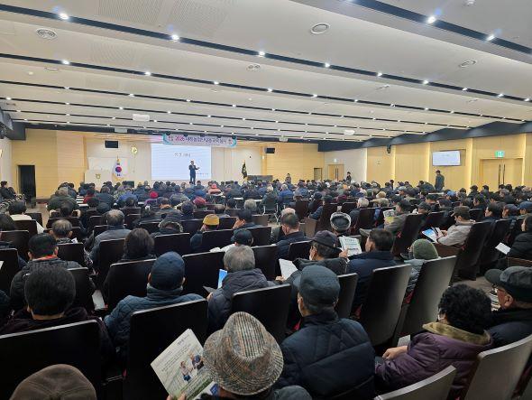 NSP통신-이번 교육에서는 관내 농업인들의 교육수요에 따라 과수 신수형(다축사과) 교육과 토양교육이 진행됐다. (사진 = 안동시)