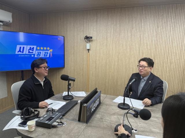 NSP통신-26일 임광현 경기도의원(오른쪽)이 모 방송에 출연한 모습. (사진 = 경기도의회)