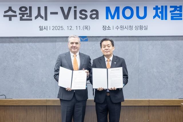 NSP통신-지난해 12월 이재준 수원시장(오른쪽)과 패트릭 스토리 비자 코리아 사장이 중소기업 수출결제 간소화 협약 체결 후 기념촬영을 하고 있다. (사진 = 수원시)