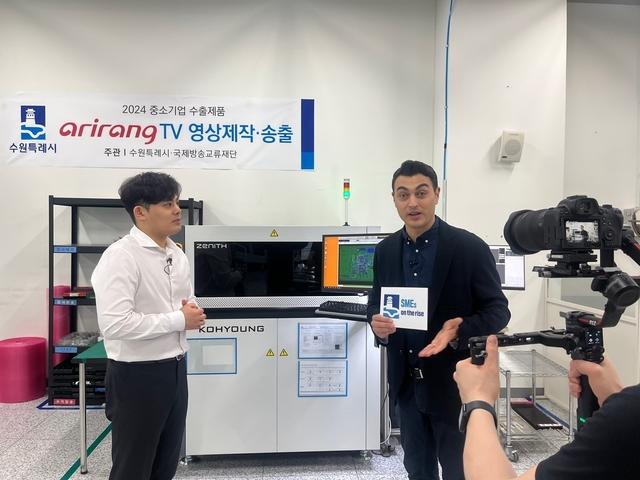 NSP통신-중소기업 아리랑TV 방송 지원사업 참가 업체에서 촬영을 하고 있다. (사진 = 수원시)