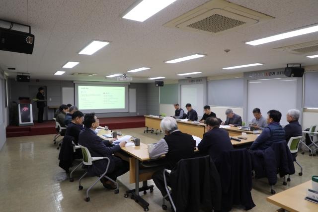 NSP통신-시민사회단체로 구성한 수원 독립운동의 길 추진위원회가 16일 수원시자원봉사센터 대강당에서 대표적인 독립운동가와 길 코스 조성과 관련한 회의를 열고 있다. (사진 = 수원시자원봉사센터)