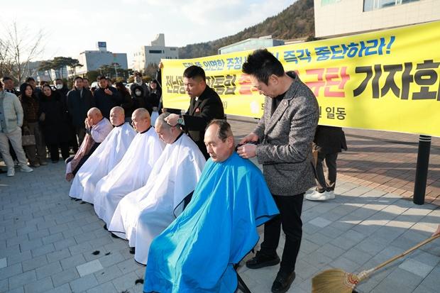 NSP통신-무안군의회 의원들이 강력한 항의의 뜻으로 삭발식을 진행하고 있다. (사진 = 오환주)