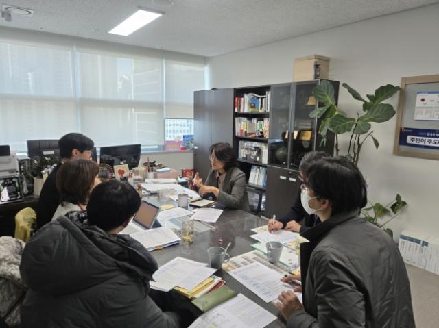 NSP통신-신미숙 의원이 27일 경기도학교안전공제회와 경기도교육청 관계자들과 학교폭력 피해지원 제도의 현장 운영 실태를 점검하고 있다. (사진 = 경기도의회)