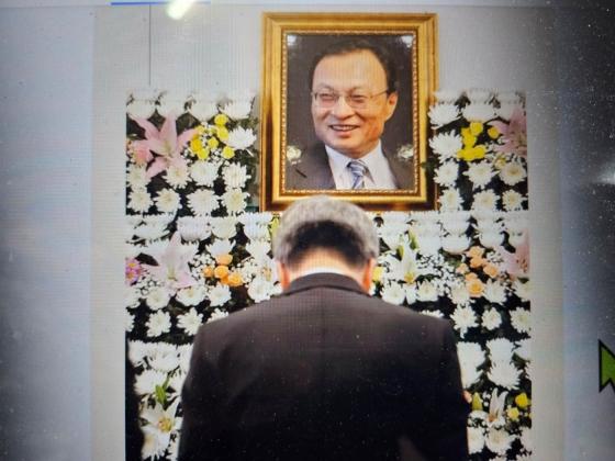 NSP통신-이해찬 전 국무총리의 영정에 추모하는 김동연 경기도지사. (사진 = 김동연 도지사 페이스북 캡처)