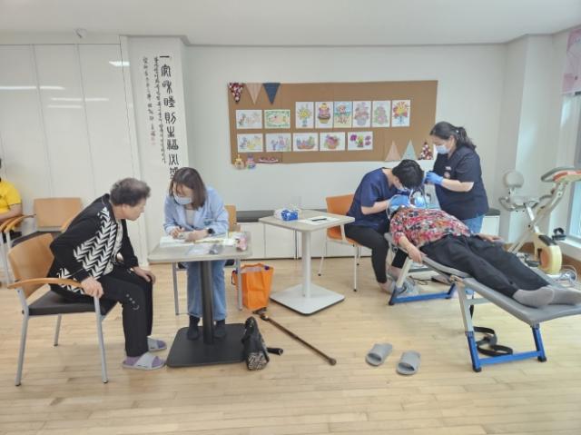 NSP통신-단원보건소에서 관내 경로당을 찾아 어르신 구강돌봄 예방진료를 하고 있다. (사진 = 안산시)
