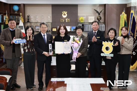 NSP통신-NH농협생명 전남총국(총국장 윤점숙)에서 장관상 전달하며 이돈성 조합장과 동광양농협 임직원들 기념 찰영 (= 동광양농협)