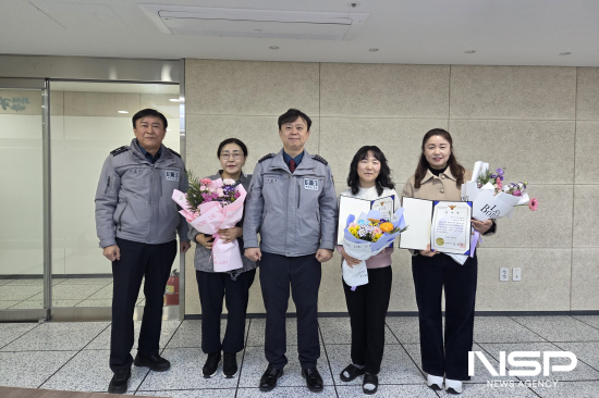 NSP통신-김희중 서장이 광양시 CCTV 관제센터 요원들에게 감사장 수여후 기념 찰영 (= 광양경찰서)