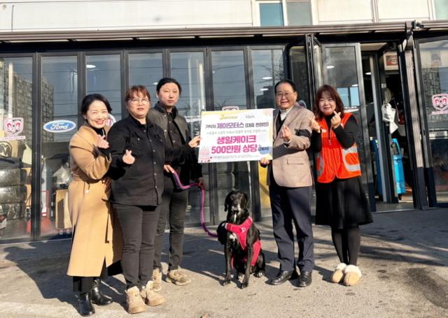 NSP통신-27일 관계자들이 생일케이크 기탁식에서 기념촬영을 하는 모습. (사진 = 오산시)