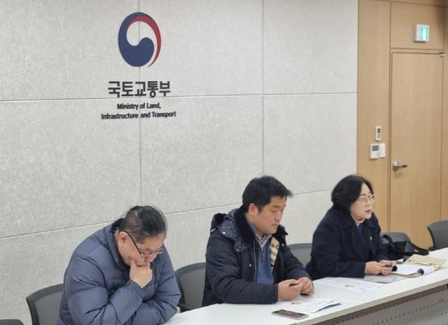 NSP통신-27일 서현옥 경기도의원이 고덕국제신도시 KTX 경기남부역사 설치 관련해 국토교통부 관계자와 KTX 경기남부역사 추진위원회 등과 공식 간담회를 하고 있다. (사진 = 서현옥 의원실)