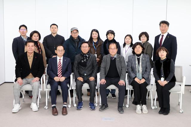 NSP통신-27일 수원시의원들과 간담회 참석자들이 기념촬영을 하는 모습. (사진 = 수원시의회)