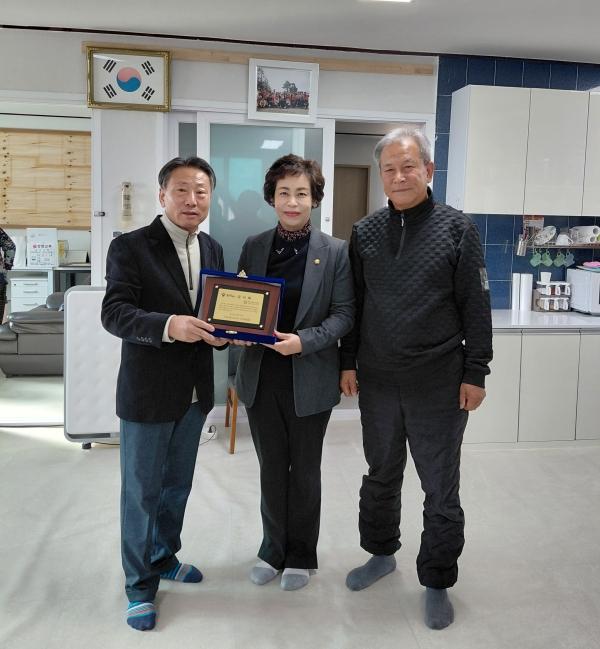 NSP통신-지역 현안 해결과 주민 화합을 위해 지속적으로 노력해 온 공로를 인정받은 황미상 용인시의원이 유방5통(하유곡) 주민일동으로부터 존경과 감사의 마음을 담은 감사패를 전달받았다. (사진 = 황미상 의원실)