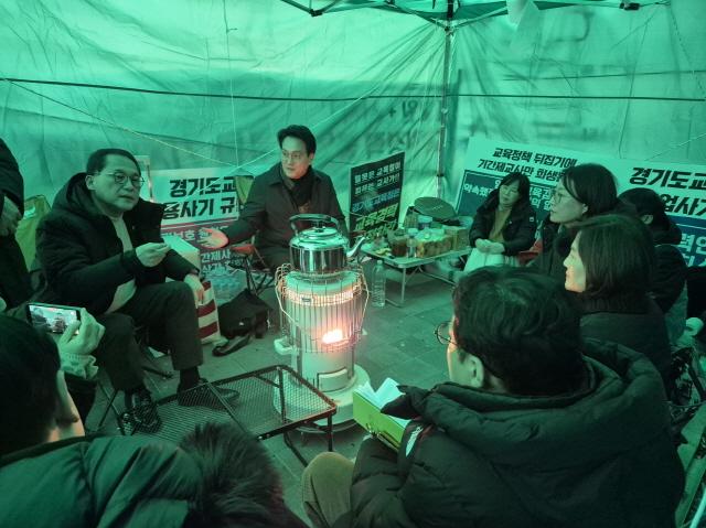 NSP통신-27일 안광률 경기도의원이 경기도교육청 1층 외부에 설치된 기간제 사서교사 경력 인정 문제 해결 촉구 천막 농성장을 방문해 교사들의 목소리를 직접 청취하고 있다. (사진 = 경기도의회)