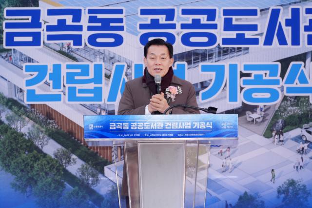 NSP통신-27일 이재준 수원시장이 기공식에서 인사말을 하는 모습. (사진 = 수원시)