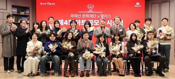 NSP통신-마하 아트공모전 시상식에서 수상한 작가들과 심사위원들이 단체 기념 촬영을 하고 있다. (사진 = 곽재선문화재단)