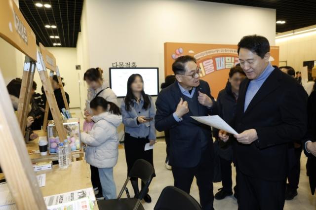 NSP통신-오세훈 서울시장과 황상하 SH 사장이 서울 패밀리 데이 행사장에서 출산·양육 정보제공 서비스에 대한 의견을 나누고 있다. (사진 = SH)