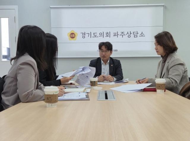 NSP통신-조성환 경기도의회 기획재정위원장이 28일 파주상담소에서 파주시교육지원청 관계자들과 파주 파프리카 통학순환버스 운영안 관련 정담회를 하고 있다. (사진 = 경기도의회)