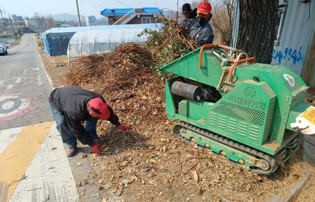 NSP통신-화성시 관계자가 영농부산물 파쇄작업을 하고 있다. (사진 = 화성시)