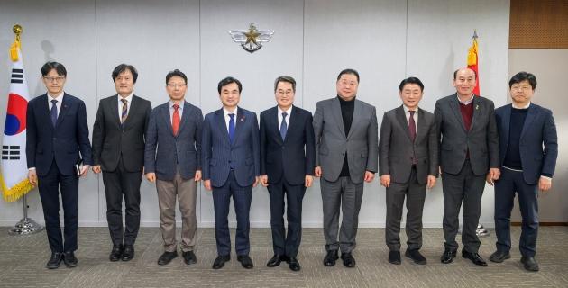 NSP통신-김동연 경기도지사가 28일 오후 국방부 본부에서 안규백 국방부 장관 주재로 열린 경기북부 반환공여지 개발 정부 지원방안 지방정부 의견 청취 간담회 후 참석자들과 함께 기념촬영을 하고 있다. (사진 = 경기도)