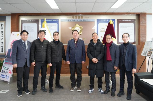 NSP통신-안성시의회가 한국노동조합총연맹 안성지역지부와 간담회 후 기념촬영을 하고 있다. (사진 = 안성시의회)