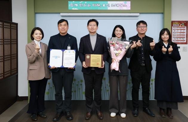 NSP통신-이상일 용인특례시장(왼쪽 세번째)이 28일 열린 제2회 세계청년리더총연맹(WFPL) 8대 지자체 혁신평가에서 특례시 부문 대상을 수상한 뒤 직원들과 기념촬영을 하고 있다. (사진 = 용인특례시)