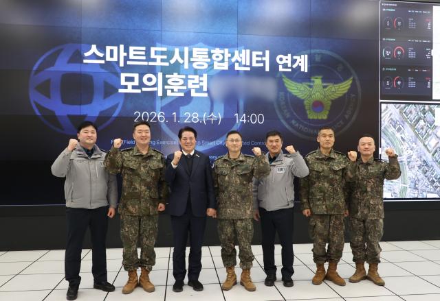 NSP통신-28일 오후 2시 스마트도시통합센터에서 최대호 안양시장(왼쪽 세번째)과 우석제 사단장(왼쪽 네번째)이 참석한 가운데 군과 연계한 모의훈련이 실시됐다. 사진은 모의 훈련 후 기념촬영 모습. (사진 = 안양시)