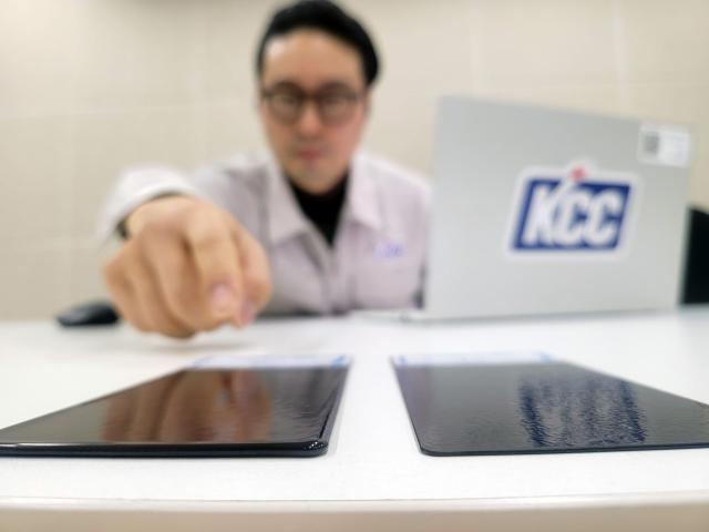 NSP통신-Образец применения толстослойного порошкового покрытия, разработанного KCC (слева), и образец однократного нанесения традиционного порошкового покрытия (справа) (фото: предоставлено KCC)