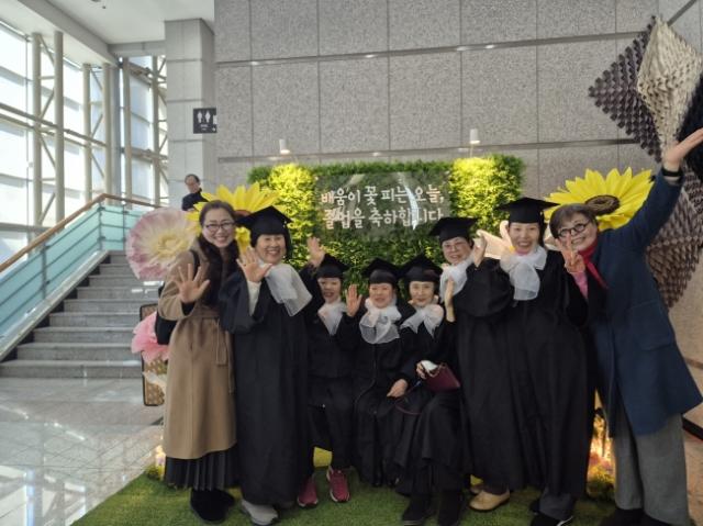 NSP통신-28일 용인시평생학습관 작은어울마당에서 열린 용인시성인문해학교와 꿈의한림평생학교 합동졸업식 기념촬영 모습. (사진 = 용인특례시)
