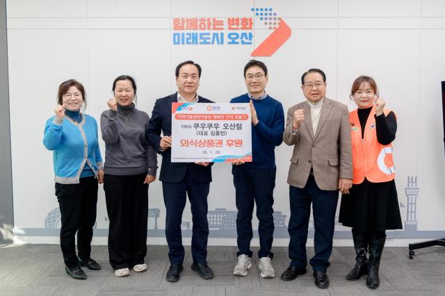 NSP통신-28일 이권재 오산시장(왼쪽 세번째)과 관계자들이 기념촬영을 하는 모습. (사진 = 오산시)