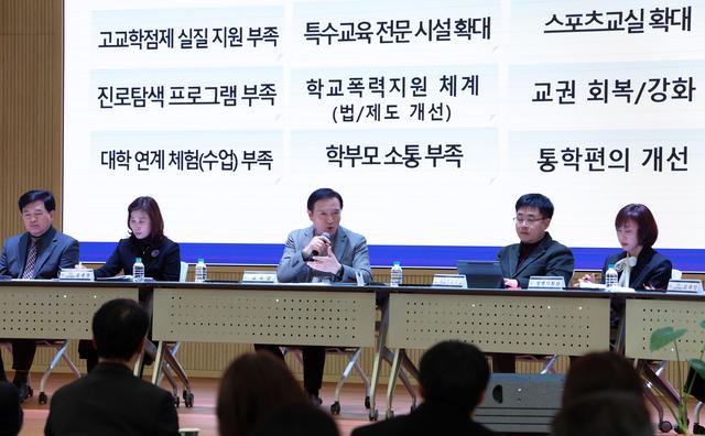 NSP통신-임태희 경기도교육감(가운데)이 지역 현안 보고회에서 발언을 하는 모습. (사진 = 경기도교육청)