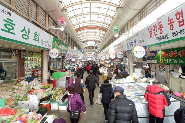 NSP통신-미래산업으로 도약하는 신성장 경제도시, 안동시 2026년 민생과 미래를 잇는 성장전략 가동, 소상공인 부담 완화, 전통시장 안전 강화로 민생경제 체감도 높여, 투자유치 전략 고도화, 바이오․백신 육성으로 성장 기반 확충 (사진 = 안동시)