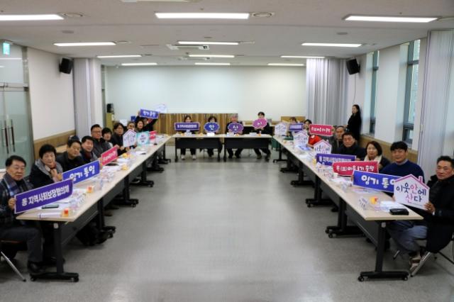 NSP통신-안산시 동 지역사회보장협의체 민간위원장 협의회가 28일 네트워크 회의를 개최하고 함께 기념촬영을 하고 있다. (사진 = 안산시)