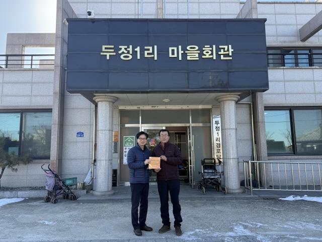 NSP통신-두정1리 마을회 치매극복선도단체 신규 지정 기념촬영 모습. (사진 = 평택시)