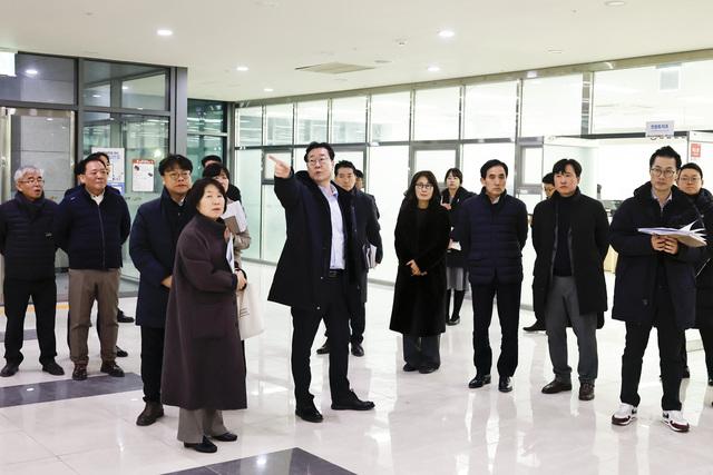 NSP통신-29일 정명근 화성시장(가운데)이 만세구청 개청 준비 현장을 점검하고 있다. (사진 = 화성시)