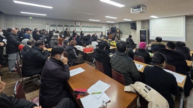 NSP통신-27일 인덕원동 행정복지센터에서 열린 관악대로 일원 활성화 위한 사전협상제도 주민설명회 모습. (사진 = 안양시)