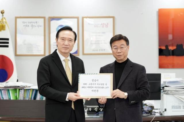NSP통신-신상진 성남시장이 고등·복정1 초·중 통합학교 위례고교 설립 요청 서한문을 임태희 경기도교육감에 전달하며 함께 기념촬영을 하고 있다. (사진 = 성남시)