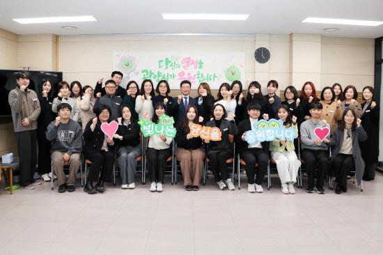 NSP통신-정인화 광양시장과 도서관과 직원들 기념 찰영 (= 광양시청)