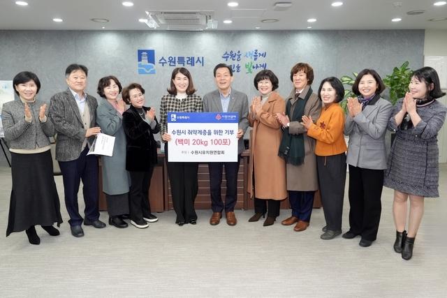 NSP통신-29일 이재준 수원시장(왼쪽 여섯번째)와 수원시유치원연합회 김미리 회장(왼쪽 다섯번째) 및 회원들이 쌀 전달식에서 기념촬영을 하는 모습. (사진 = 수원시)