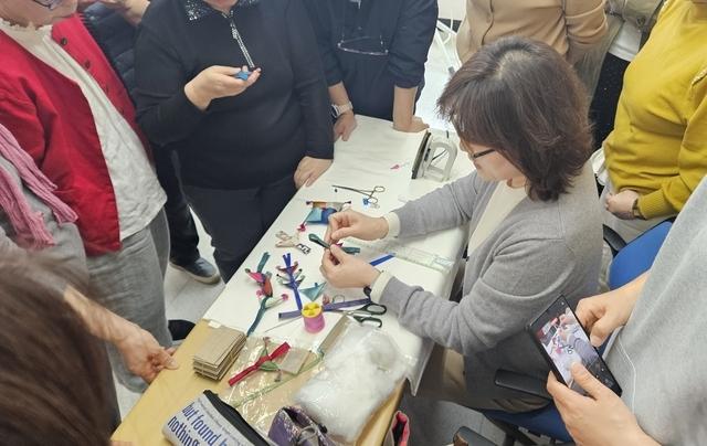 NSP통신-수원시농업기술센터에서 규방공예 교육에 참여한 시민들이 실습을 하고 있다. (사진 = 수원시)