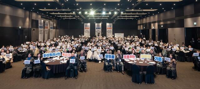 NSP통신-29일 화성시민 복지기준선 시민공론장 행사에서 참석자들이 기념촬영을 하는 모습. (사진 = 화성시)