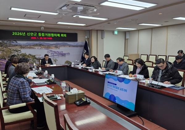 NSP통신-신안군 통합지원협의체 회의를 열고 2026년 통합돌봄 실행계획을 심의하고 있다. (사진 = 신안군)