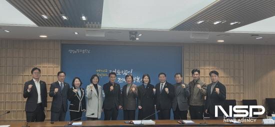 NSP통신-전라남도의회와 광주광역시의회 전남광주특별시 설치 위한 행정통합 특별법안 논의 참석자 기념 찰영 (= 전남도의회)