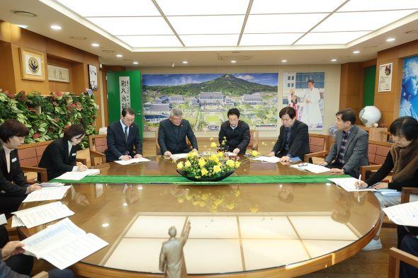 NSP통신-예천군은 이날 면담에서 경북·대구통합특별시 행정 중심 기능의 경북도청 신도시 명확화, 경북 북부권 재정지원 인센티브 및 자치권 보장, 정부 및 공공기관의 경북도청 신도시 최우선 이전, 첨단산업 육성과 미래 인재 양성 기반 조성, 의료·문화·체육 인프라 확충, 광역 교통망 구축 등 경북 북부권의 구조적 도약을 위한 핵심 과제를 중점적으로 건의했다. (사진 = 예천군)