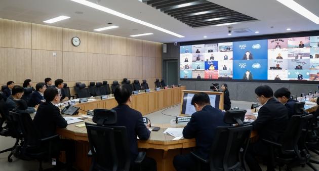 NSP통신-30일 오전 경기도 재난안전상황실에서 김성중 행정1부지사, 경기도 시군 부단체장들이 참석한 가운데 생중계로 진행하는 영상회의가 열리고 있다. (사진 = 경기도)