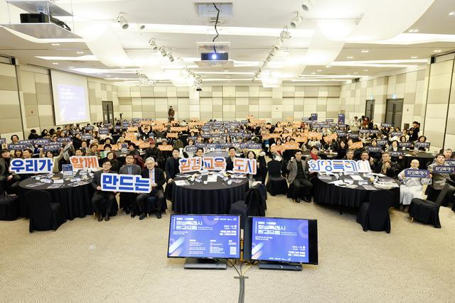 NSP통신-30일 2026년 화성특례시 환경포럼에서 참석자들이 기념촬영을 하고 있다. (사진 = 화성시)