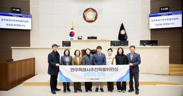 NSP통신-원주시의회 원주특례시추진특별위원회가 용인특례시의회를 방문했다. 왼쪽부터 문정환 의원, 김희영 의원, 이윤미 의회운영위원장, 유진선 의장, 손준기 의원, 최미옥 의원, 기주옥 의원, 이진규 의원. (사진 = 용인특례시의회)